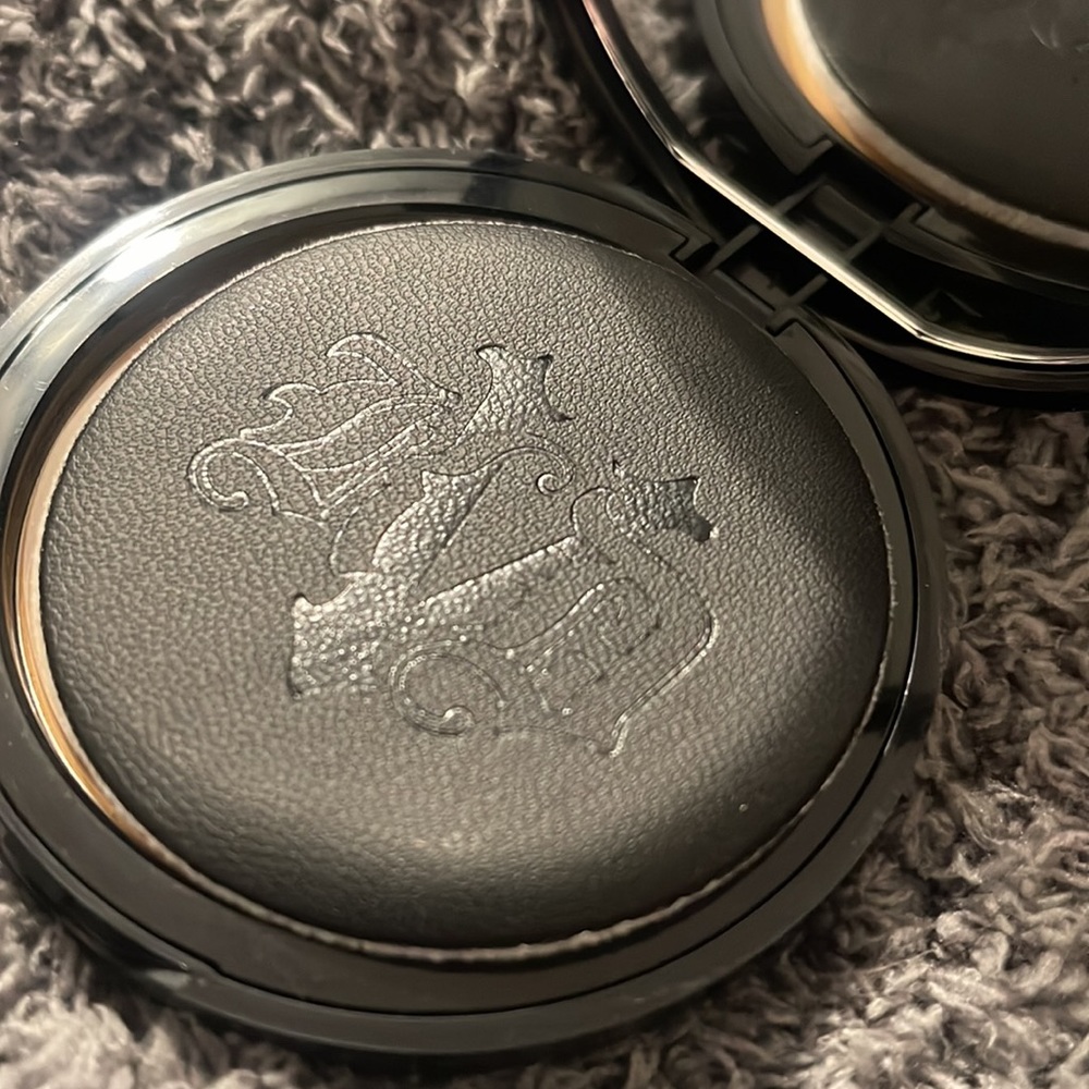 Kat Von D Makeup Setting Powder - Black and Cream - Picture 3 of 7